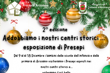 Palline di natale colorate che pendono da un ramo di abete