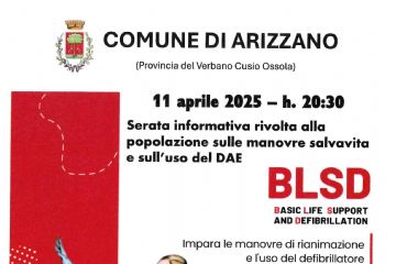 operatore pronto soccorso che utilizza un DAE su soggetto steso a terra