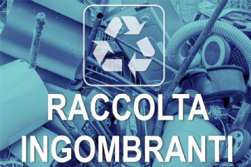 Simbolo riciclo e scritta Raccolta Ingombranti  in primo piano e sullo sfondo rifiuti ingombranti di vario genere