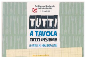 bambina in stile fumetto con a fianco elenco menù servito il giorno dell'iniziativa e la scritta Tutti a Tavola Tutti insieme su sfondo verde e parte finale in blu