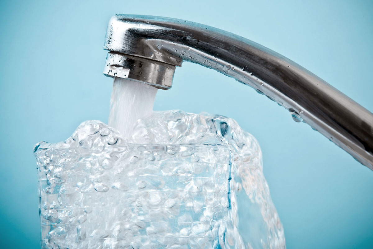 Rubinetto di acqua con fuoriuscita acqua