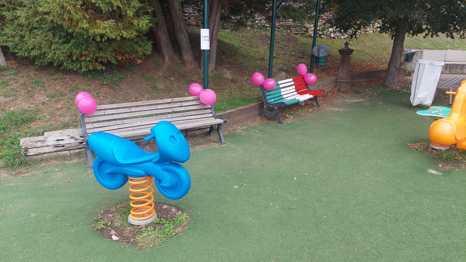 Panchine posizionate presso Parco Rosa