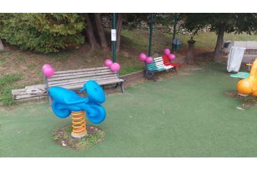 Panchine posizionate presso Parco Rosa